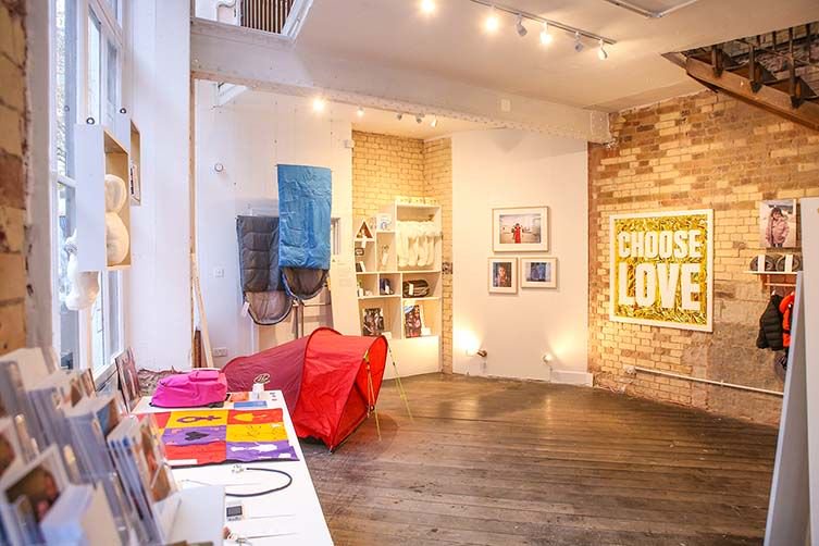 A ray of rare compassion amid the Christmas shopping pandemonium, help refugees at the pop-up that urges you to Choose Love... we-heart.com/2018/11/27/cho… @helprefugees