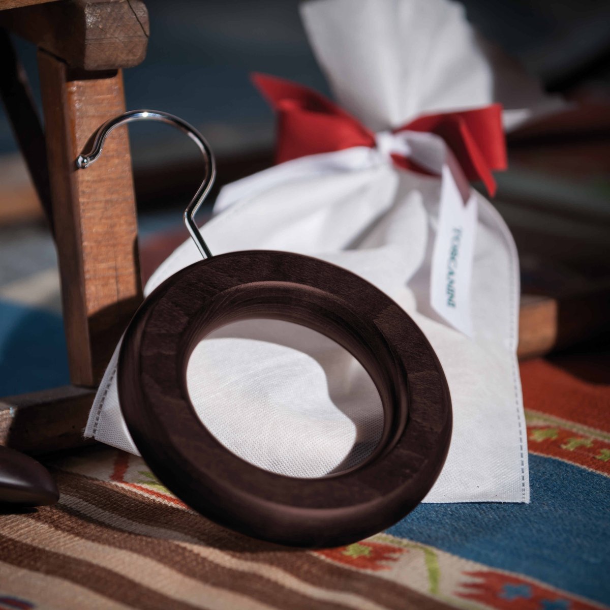 TSuMisura's tweet photo. His and her versatile gift idea: A-Nello for hanging necklaces, bags, scarves and ties. Available on our e-commerce https://t.co/aTDarXWmwF with a refined gift box, exclusively for 2018 Christmas. #Natale2018 #Xmas #ToscaniniOfficial #Christmas2018 #giftidea #Xmasgiftidea #gifts https://t.co/H7SDAxZknN