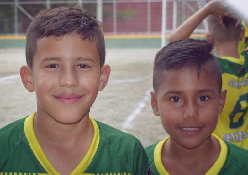 ¡Avanzamos! Por eso la sonrisa de @lospetizosfc, estamos entre los 8 mejores de #Colombia. Seguimos soñando con levantar la 🏆 de la #LigaPonyFútbol. Hoy nuestros guerreros superaron 4-2 a Unión Río Conapi de #Jamundí, en los #octavosdefinal. ¡Vamos por más! ⚽👍🏽