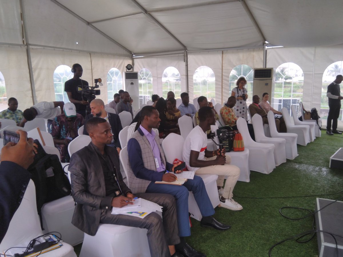 assibenin's tweet photo. #AFROTECH2018  de la semaine du numérique. Enjeux de l'adoption de l'E-Gouv. intitulé du panel qui se déroule dans la salle Ouidah avec @Max_Kpodjedo  qui nous parle de l'administration électronique @wasexo @Senum_Benin  @AurelieASZ @Benin_Numerique https://t.co/Fo4WXmHkdy
