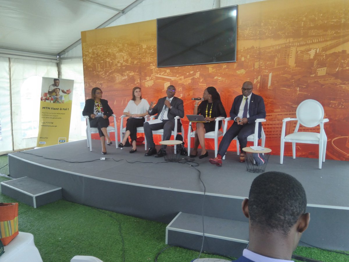 assibenin's tweet photo. #AFROTECH2018  de la semaine du numérique. Enjeux de l'adoption de l'E-Gouv. intitulé du panel qui se déroule dans la salle Ouidah avec @Max_Kpodjedo  qui nous parle de l'administration électronique @wasexo @Senum_Benin  @AurelieASZ @Benin_Numerique https://t.co/Fo4WXmHkdy
