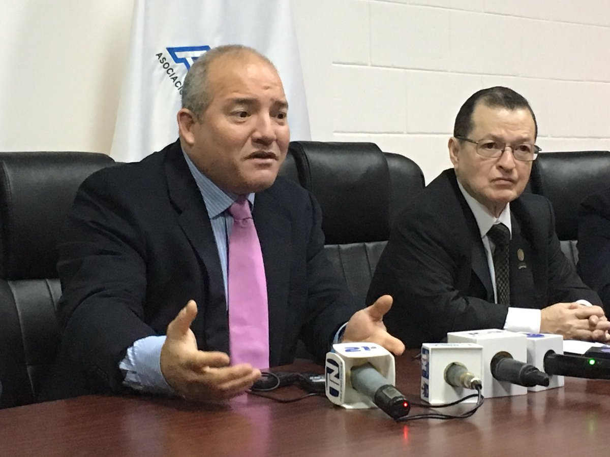 radioyskl's tweet photo. El presidente de @ASDER_sv, Ingeniero Manuel Flores y el productor @LoraWMedia, afirmaron que la fecha del debate presidencial será el 13 de enero de 2019 y el de candidatos a la vicepresidencia está fijado para el 9 de enero. https://t.co/hgoH8lZlBw
