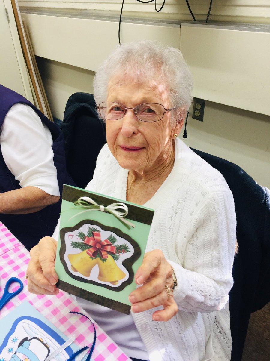 _scottclarke's tweet photo. Making holiday greeting cards with my golden girls at the senior citizen center!!! HOLIDAY CREATIVITY SHINING BRIGHT! 🎅🏽♥️🎶🙏🏻✨#givingback #goldengirls #HappyHolidays #sharingcreativity https://t.co/fG06MiEaty