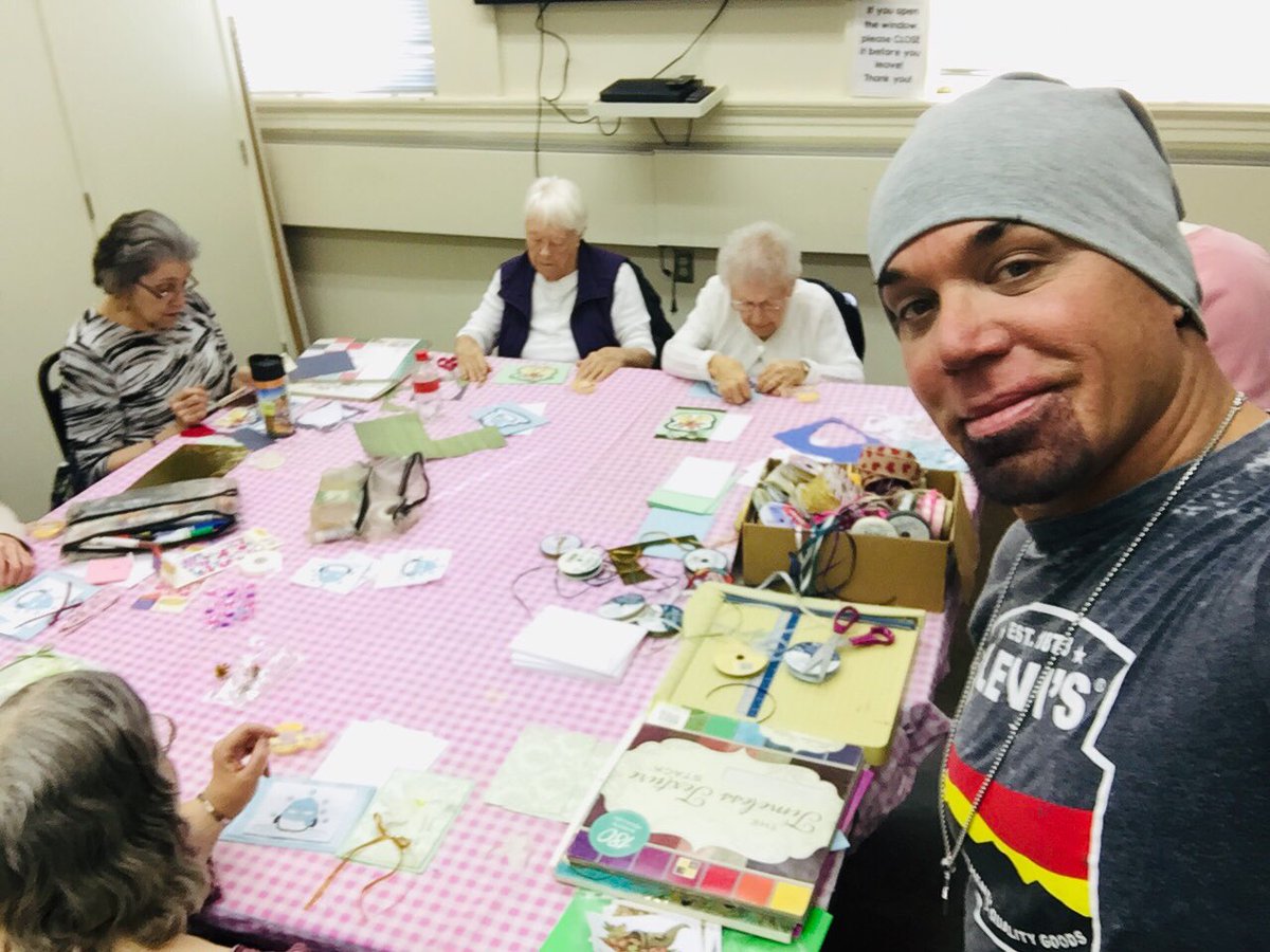 _scottclarke's tweet photo. Making holiday greeting cards with my golden girls at the senior citizen center!!! HOLIDAY CREATIVITY SHINING BRIGHT! 🎅🏽♥️🎶🙏🏻✨#givingback #goldengirls #HappyHolidays #sharingcreativity https://t.co/fG06MiEaty