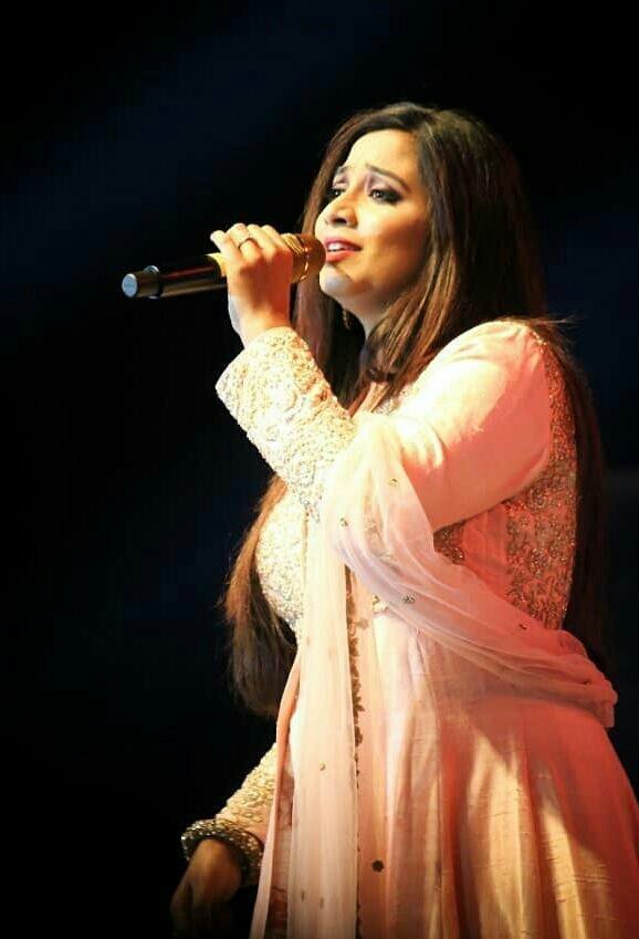 SonaSsg's tweet image. *AMAZING ARTICLE*
#MereNaamTu Singer @AbhayJodhpurkar considers @ShreyaGhoshal an inspiration as she had outdone any singer who’s existed in the history for excelling in every language she sung in. #Zero
#TheNightingaleOfIndia 
Check the link is here:
dbpost.com/never-guessed-…