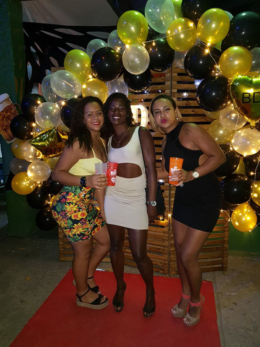 nikdaguai77's tweet photo. Ainda sobre o #BdcFest com Ellas
💃🍻😍 https://t.co/ILgx25RHhv
