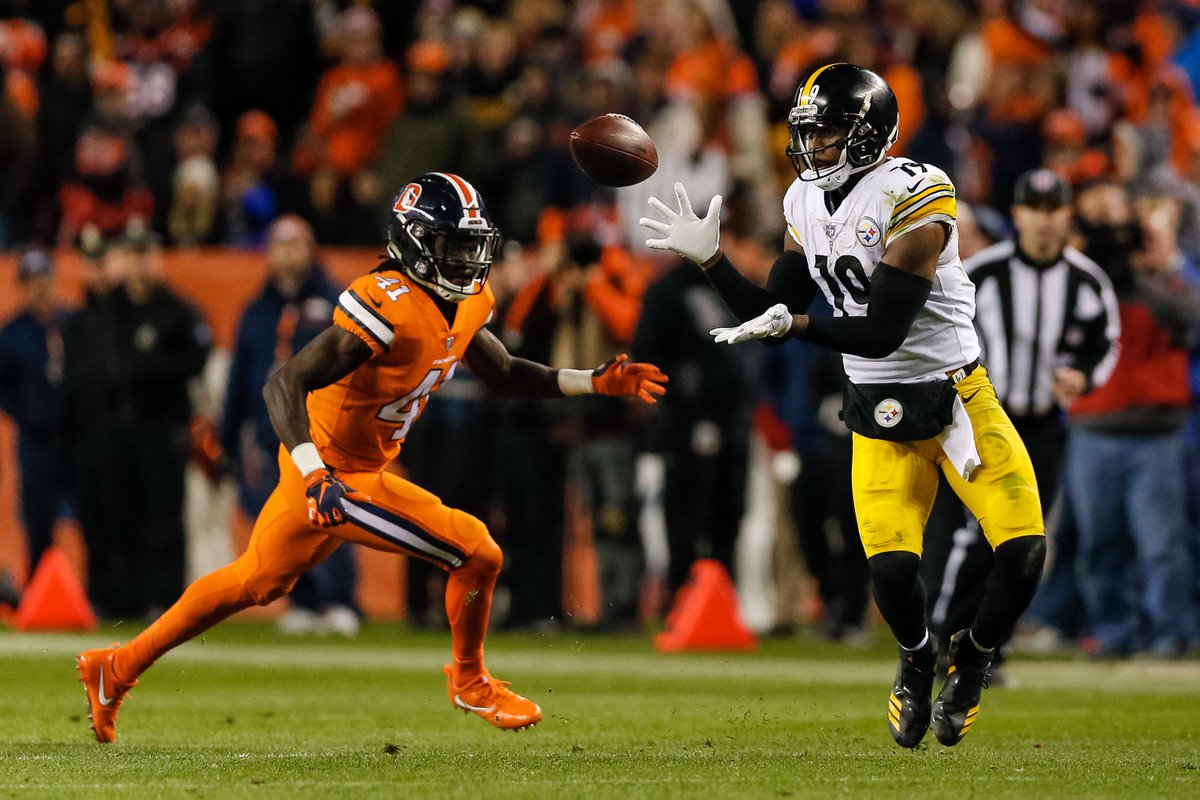 pfref's tweet photo. Juju Smith-Schuster will be 22y-010d old on Sunday, when he goes for 2,000 career yards. 

However, he already has the most yards by any player thru that age:
1. Smith-Schuster - 1,972
2. Randy Moss - 1,313
3. Amari Cooper - 1,070
4. Mike Evans - 1,051
5. Keenan Allen - 1,046 https://t.co/UYfT4kkg1p