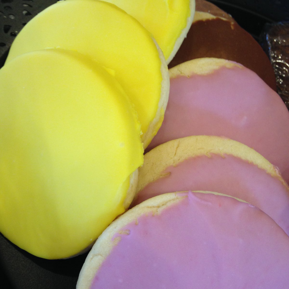 goshen_grind's tweet photo. You can’t just have one! Sweetly Wild cookies are just too good!!!! 
.
.
.
#sweetlywild #almondcookie #lemoncookie #sugarcookie #goodwithcoffee #goodwithtea #goodalways #goshengrind #partnership #supportlocal #smallbusiness https://t.co/rx0xQlyplT