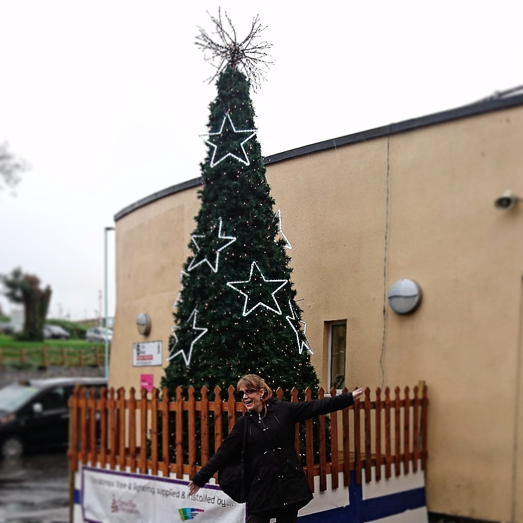 HPatts10's tweet photo. Another follow-up - I'm getting a custom-made eye patch! Check out the beautiful Christmas tree @Derriford_Hosp. ππ
#28Sleeps #KrampusFree #ItsOnlyBrainSurgery #RoadToRecovery #MeningiomaWarrior #WinkWink
https://t.co/OgfiX5hyxP https://t.co/JGwKPdxD45