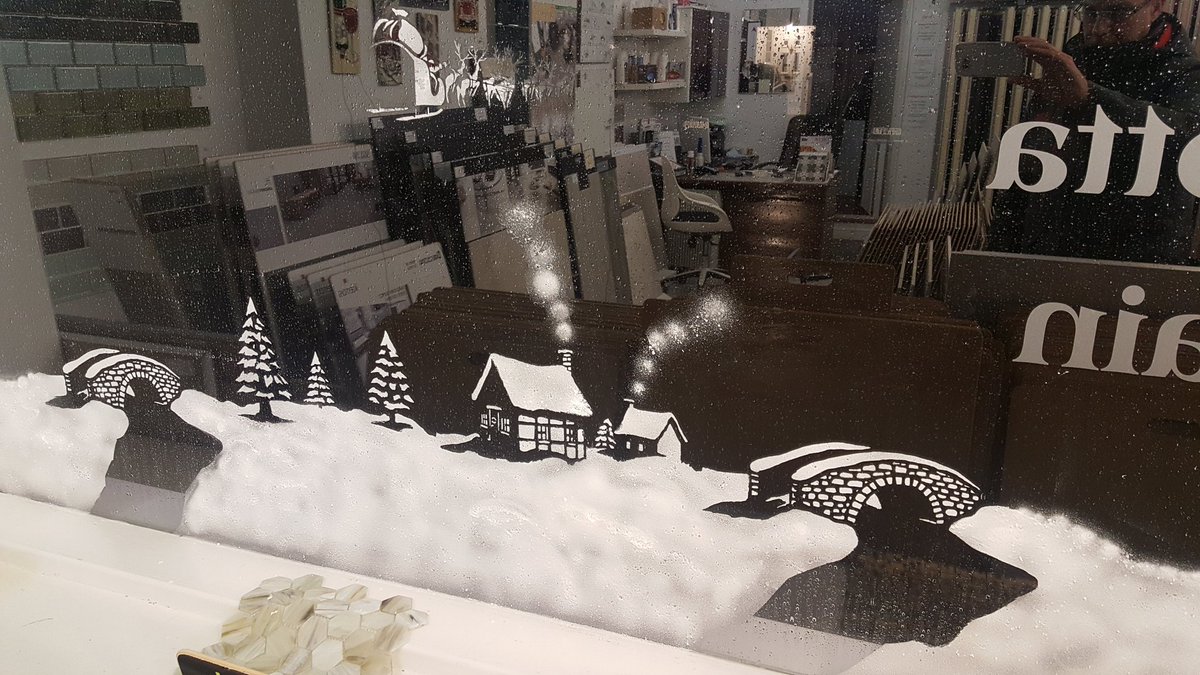 ClaystoneTiles's tweet photo. Decorating our window with snow spray https://t.co/vpCaX89gOS
