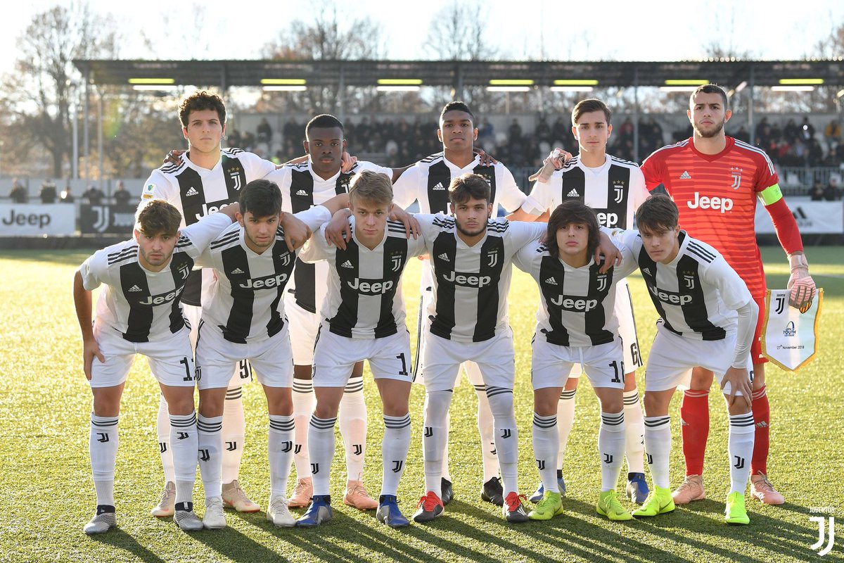 La #JuventusPrimavera ha garantizado un lugar en los playoffs (R16) de la Liga Juvenil de la UEFA después de vencer al Valencia 3-0 hoy. Hans Nicolussi (2) y Portanova anotaron los goles.
#JuveVCF #YouthLeague #Juventus