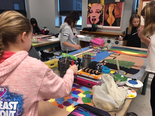 ArtsHWDSB's tweet photo. Amazing artists from @Dalewood_HWDSB working on the @Metrolinx LRT Mural Project! A collaboration between @HWDSB schools, @TheAGH artists @NancyBenoy and @HamOntCBN So Excited to see this coming together! Beautiful work everyone! https://t.co/DSb4By5FFq