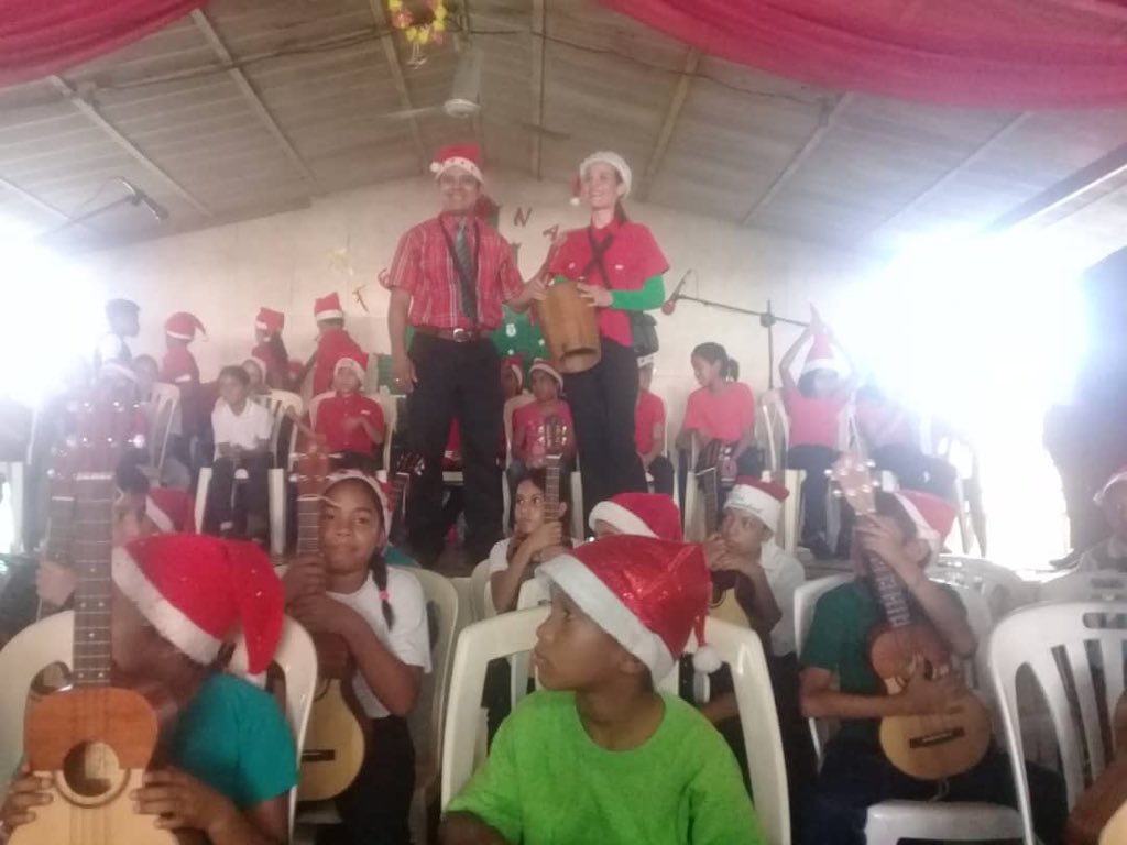 valecbz's tweet photo. U.E.N Dr. José Bernardo Gómez. Barcelona Anzoátegui. Prof. De música Juan Avilés y Valentina Bastardo parrandon navideño @NicolasMaduro @MPPEDUCACION @carcast02 @psuvaristobulo @CulturaMPPE @MPPC_FDVC https://t.co/sIogB5JeBe