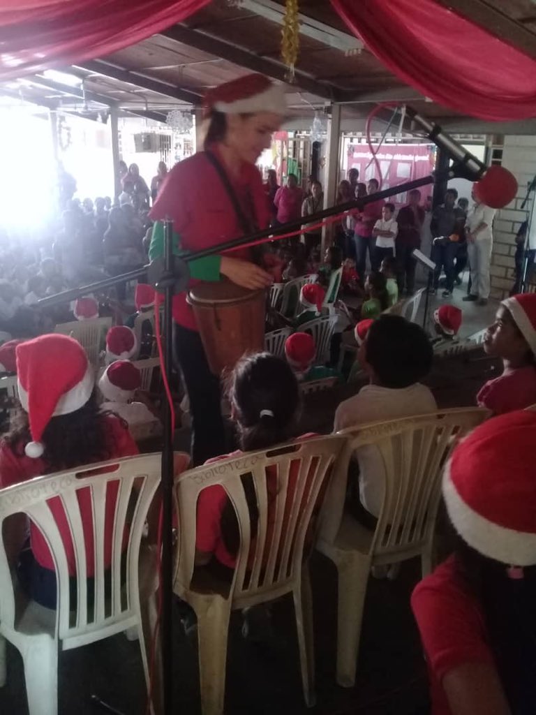 valecbz's tweet photo. U.E.N Dr. José Bernardo Gómez. Barcelona Anzoátegui. Prof. De música Juan Avilés y Valentina Bastardo parrandon navideño @NicolasMaduro @MPPEDUCACION @carcast02 @psuvaristobulo @CulturaMPPE @MPPC_FDVC https://t.co/sIogB5JeBe