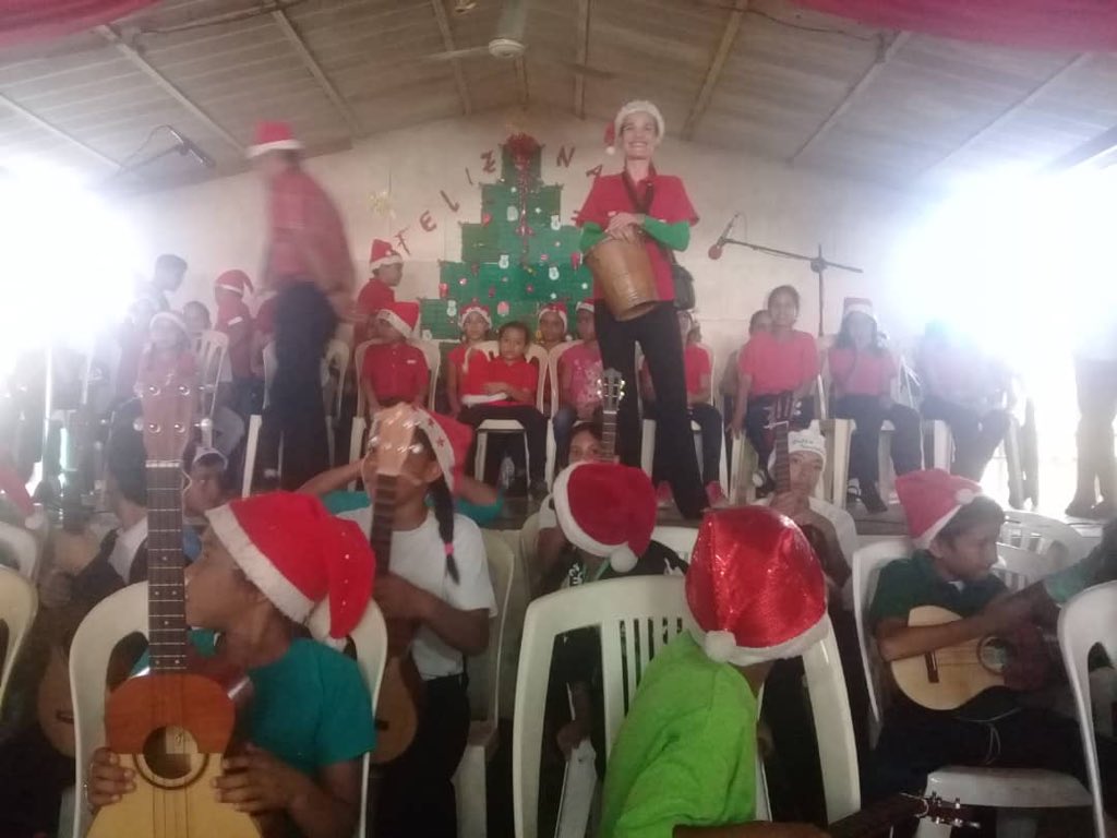 valecbz's tweet photo. U.E.N Dr. José Bernardo Gómez. Barcelona Anzoátegui. Prof. De música Juan Avilés y Valentina Bastardo parrandon navideño @NicolasMaduro @MPPEDUCACION @carcast02 @psuvaristobulo @CulturaMPPE @MPPC_FDVC https://t.co/sIogB5JeBe