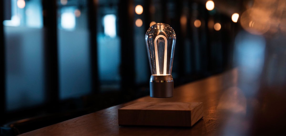 sttanding's tweet photo. J-27 avant Noël, pensez déjà aux cadeaux ! 🎁 L’équipe Sttanding vous prépare une petite sélection d’idées 😉 la lampe Flyte est un cadeau qui plait à tous les amateurs d’originalité 💡
#flyte #levitation #original #lampe #ampoule #cadeauxnoel #noel #ideecadeau #sttanding #lyon2 https://t.co/pFe21FnEyk