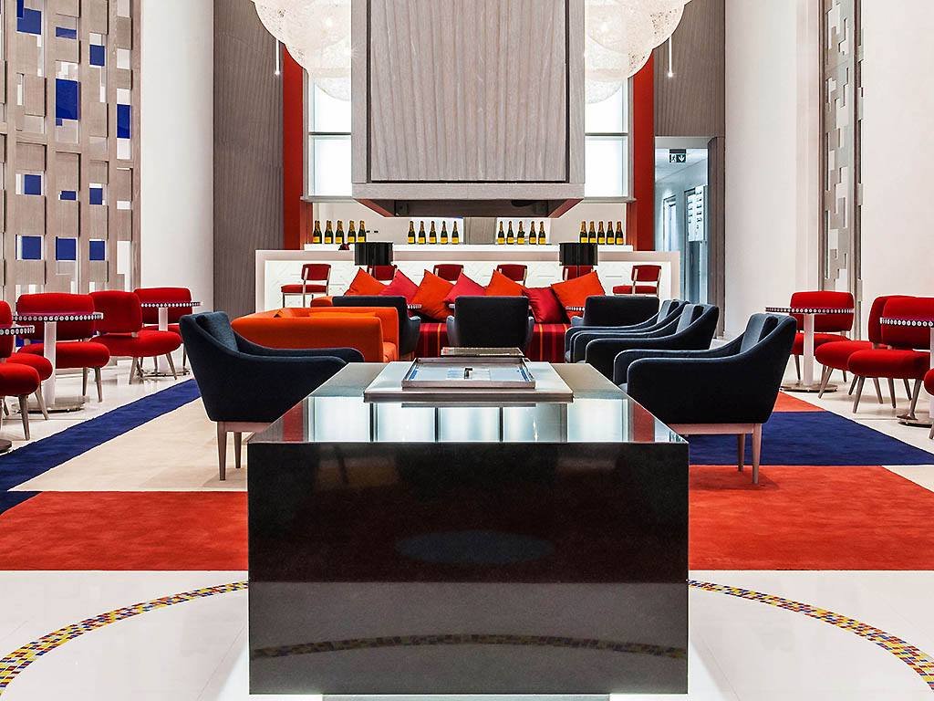 Pour terminer votre journée en douceur, installez-vous au Koudiaz Bar et vivez une expérience unique dans un cadre contemporain et cosy.

#LifeIsMagnifique