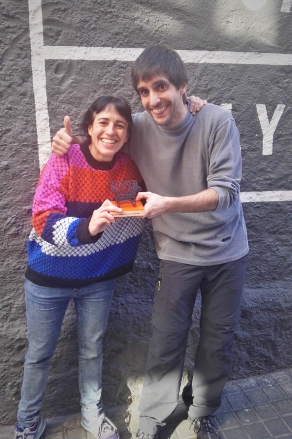 Ahir no hi van poder ser per recollir-lo. Però avui l' <a href="/anna_tantu/">tantu</a> (escenògrafa) i el <a href="/XaviGardes/">Xavi Gardés</a> (dissenyador de la il·luminació) han celebrat la seva part de Premi Butaca a millor espectacle de petit format per <a href="/AkaBcn/">AKA TEATRO</a> 💥💥💥
<a href="/PremisButaca/">Premis Butaca</a>