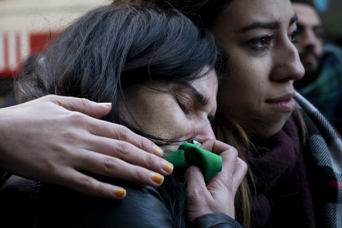 _Manifiesta_'s tweet photo. Cuando hablamos de justicia patriarcal hablamos del machismo matándonos una y otra vez. Me llamo Lucía Perez. En 2016 fui drogada, violada, empalada y asesinada. La Justicia absolvió a los tres acusados por mi femicidio. Lo contamos nosotras porque Lucía no puede. #FueFemicidio https://t.co/yQQFdiuyKN
