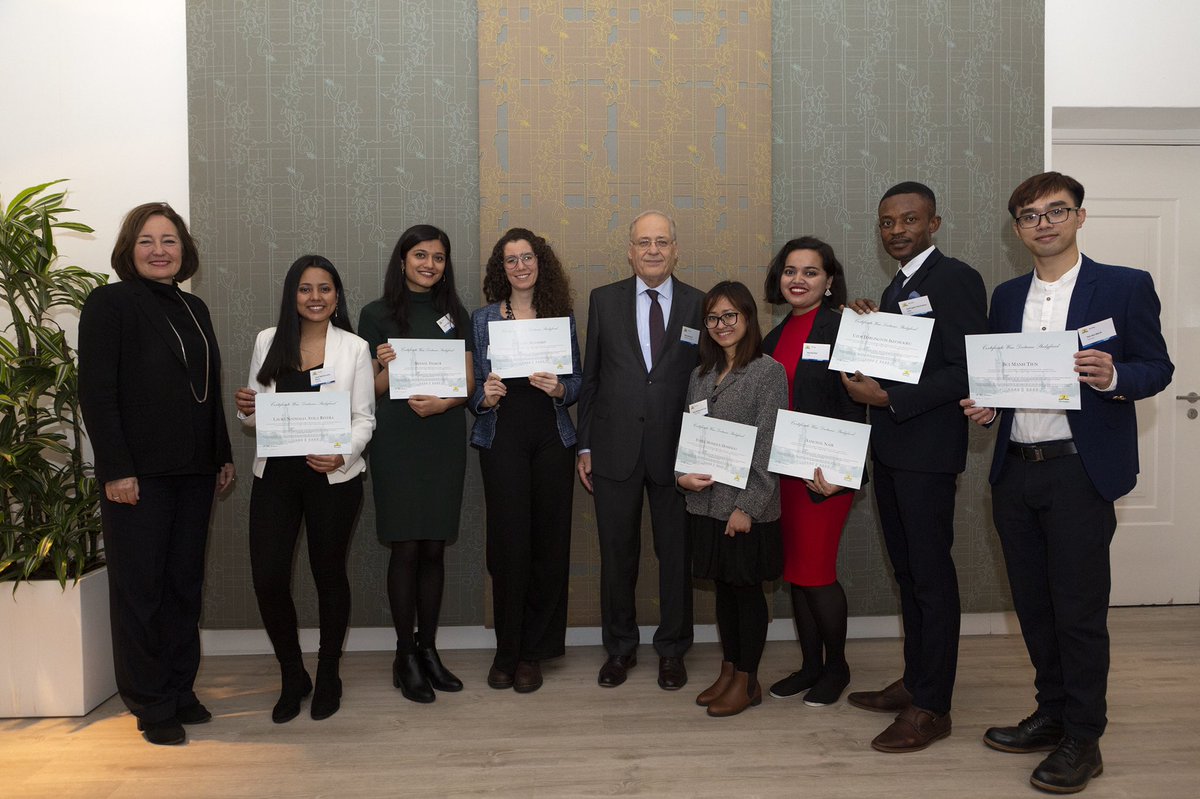 ✍🏼 @Sbruines reikte vandaag de laatste beurzen van het Wim Deetman studiefonds uit. 👩🏻‍🎓👨🏽‍🎓49 internationale studenten hebben, dankzij deze beurs, in Den Haag gestudeerd in het veld van Peace, Justice and Security. Zij zijn de ambassadeurs van onze stad.