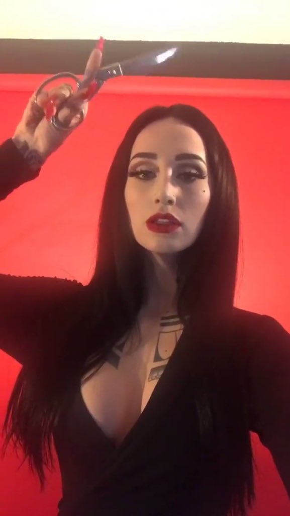 xWaspCerulli's tweet photo. #FallFestRB

—Luego de la coronación había regresado a la mansión para disfrazarse pues ya la fiesta estaba por comenzar. Aprovechó de disfrazarse de Morticia— https://t.co/HOgdzrW1FS