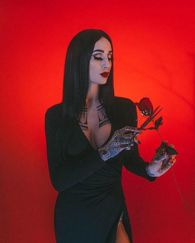 xWaspCerulli's tweet photo. #FallFestRB

—Luego de la coronación había regresado a la mansión para disfrazarse pues ya la fiesta estaba por comenzar. Aprovechó de disfrazarse de Morticia— https://t.co/HOgdzrW1FS