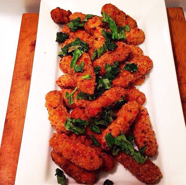 KitchenSprout's tweet photo. #ComfortFood #GuiltyPleasures #HomeChef #LoadedNachos #HoneyGarlicWings #MozzarellaSticks #Foodpics #Friends #Foodporn #Foodie #Wine #MakeEveryHourHappy
#CheersFromToronto🍷🌮🍷🌮🍷🌮 https://t.co/hZtE5anuDx