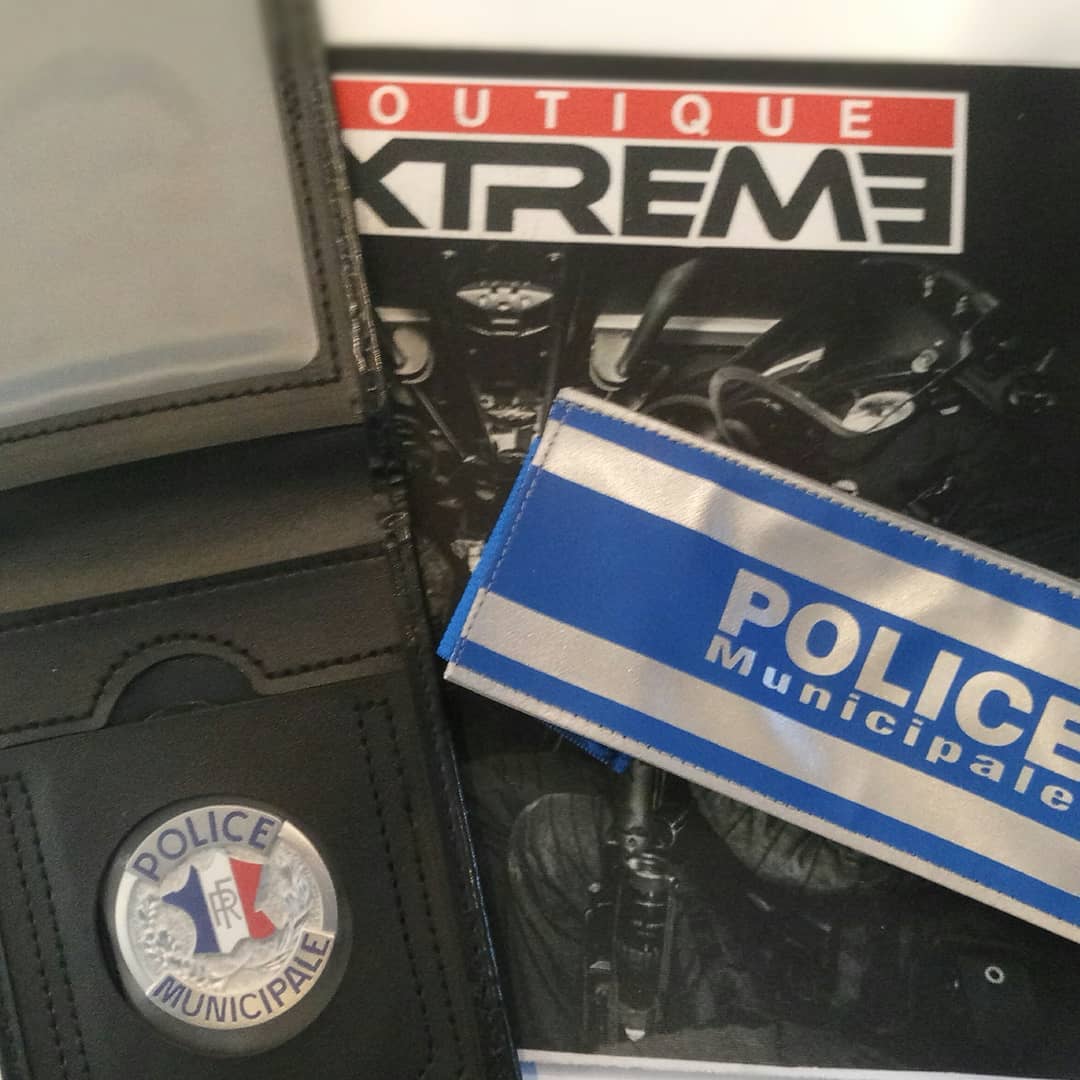 boutique-extreme.com on X: Arrivage porte carte grand format (extra plat)  et médaille police municipale (vente soumise à condition) #policemunicipale  #police #tactical   / X