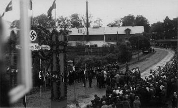Dundagas centrs. Vācu komisāra sagaidīšana Dundagā 1943.gada 18.maijā. Avots: Kubalu skola - muzejs