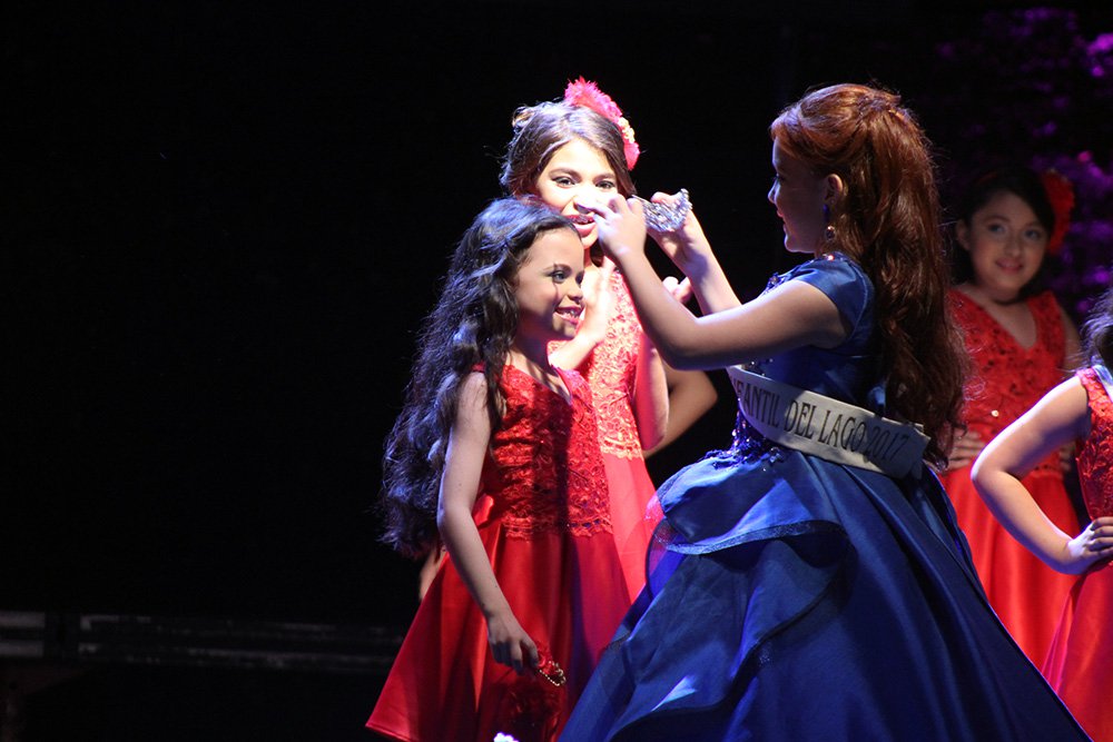 esturisur's tweet photo. La impecable voz de @endrinagabriela la llevó a coronarse como Mini Reina de la #feriainfantildellago2018 
#VamosPorMás #ZuliaMía https://t.co/ACkQQEwQPH