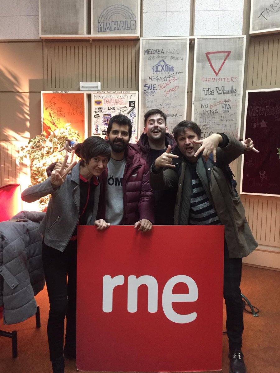 Ayer fue un día muy emocionante para nosotros. Grabamos un concierto para el programa Los conciertos de Radio 3 y hoy tenemos resaca de felicidad.
El concierto completo se emitirá en La 2 y en Radio 3, pero habrá que esperar un poco...