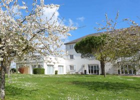 SALLESEMINAIRES's tweet photo. @AzayLeRideau un lieu caché par les arbres @hoteldeschateaux pour #séminaires #mariage #Evenement https://t.co/wGNnXAActA