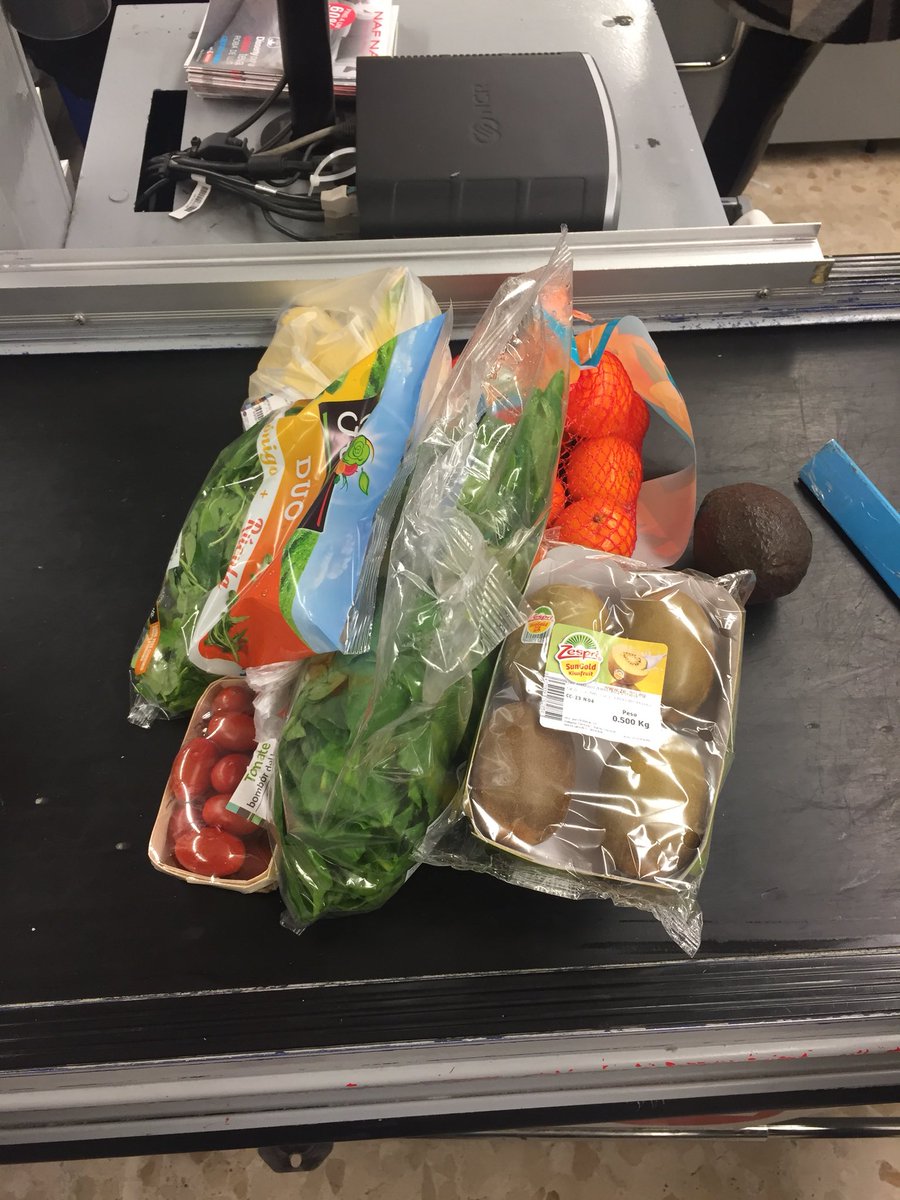 natvirgili's tweet photo. La noia que anava davant meu al super..plàstic, plàstic i més plàstic. Però us prometo que sota els kiwis plastificats hi havia OUS ECO-LÒGICS! En fi...no anem gens bé..#freeplastics #StopPlastics #stopconsumisme #consumresponsable https://t.co/FWp49YWUqb