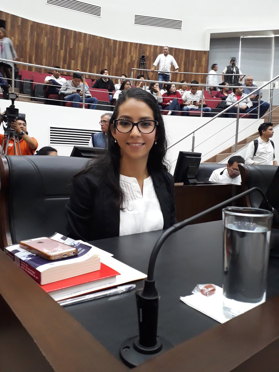 viana_pau's tweet photo. Listos para empezar nuestra sesión en el pleno del Congreso del Estado. Les deseo lo mejor en este martes.
#PauTuDiputada https://t.co/C92FOPNlt1