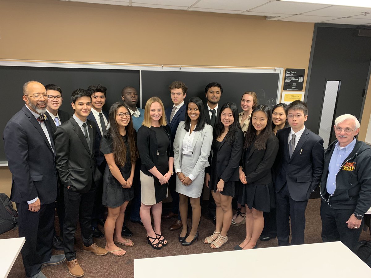 PedsTraumaMan's tweet image. NEXTGEN.  Great job today on final presentations @USC Frosh Seminar 2018 Future of healthcare is bright! #FSEM2018 @uscprovost @KeckMedUSC @ChildrensLA @PedsTraumaMan