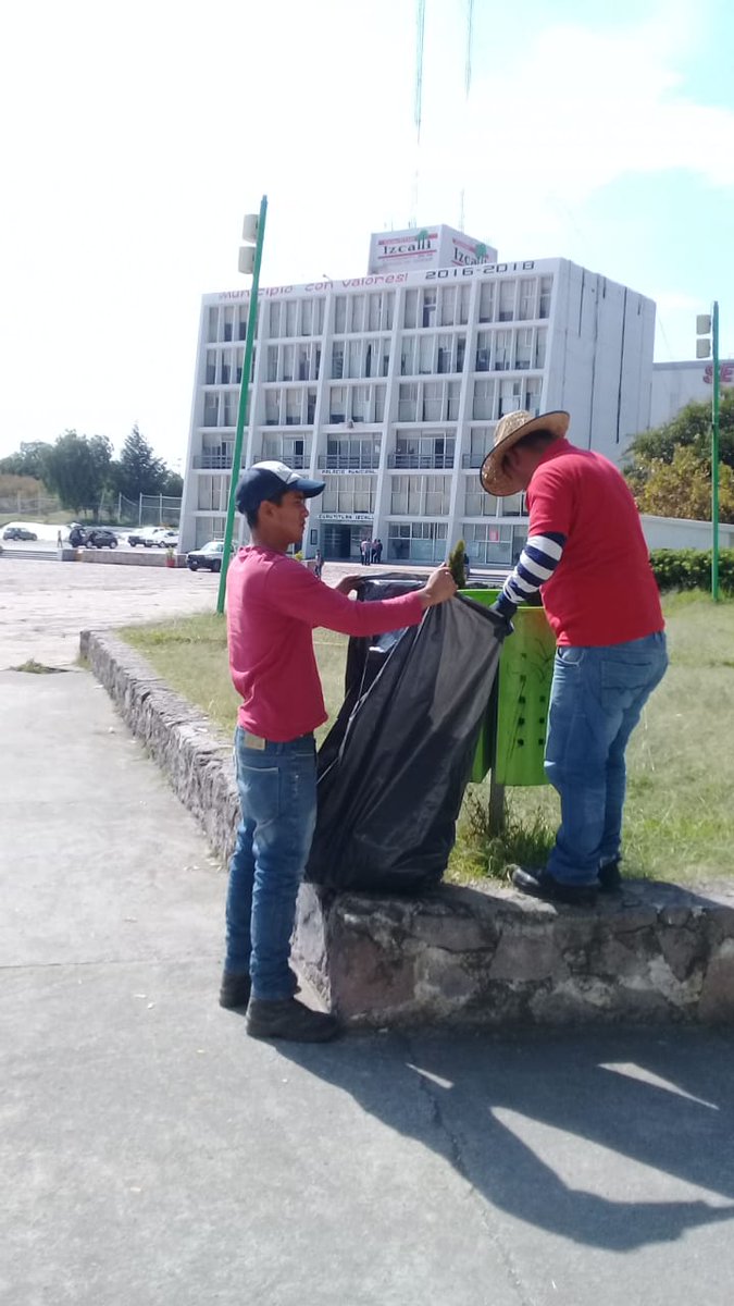 DSPCIZCALLI's tweet photo. Jornada de limpieza en los contenedores de la Explanada de Palacio Municipal.
#MejorIzcalli
#MunicipioConValores https://t.co/Kv5MzavufT