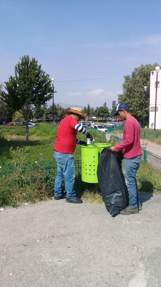 DSPCIZCALLI's tweet photo. Jornada de limpieza en los contenedores de la Explanada de Palacio Municipal.
#MejorIzcalli
#MunicipioConValores https://t.co/Kv5MzavufT