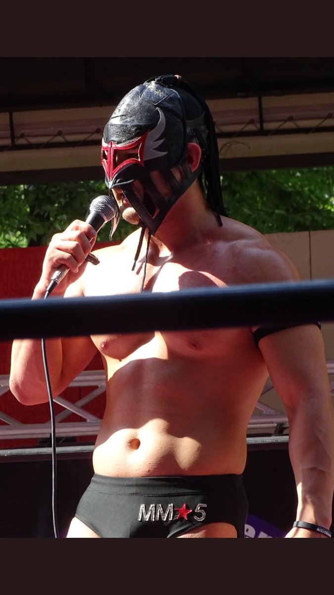 れいんぼーまん A Twitter プロレスラー 以前紹介した学プロのムキムキマスクマン 彼が関西で有名なプロレス団体に入団すると知って興奮する通勤電車内www