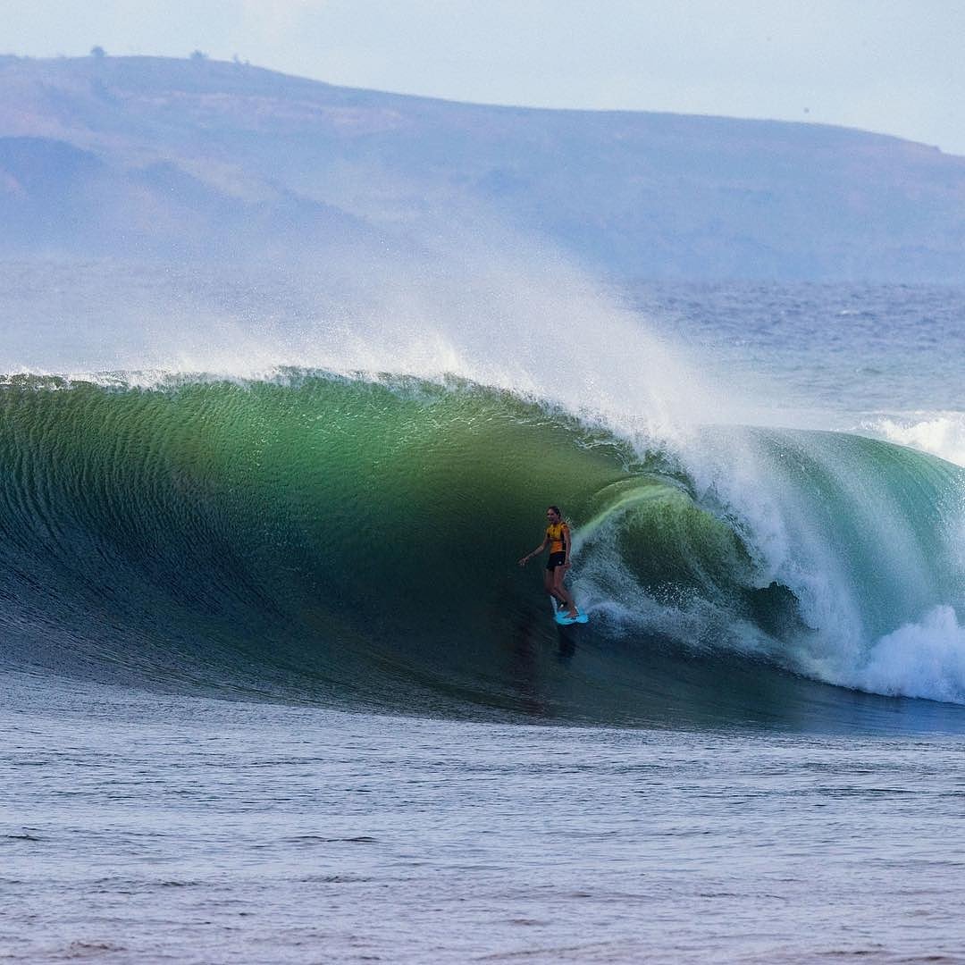 Quiksilver_Mx's tweet photo. No digas que surfea como niña. No digas que surfea como hombre. Solo di que surfea como Steph. Felicidades @Steph_gilmore, una de las mejores surfistas de todos los tiempos y recién coronada campeona mundial por séptima ocasión #Steph7 📸@ryanheywood https://t.co/5hrbWROYTa