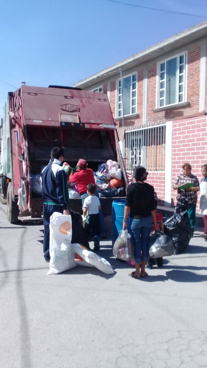 DSPCIZCALLI's tweet photo. Servicio de recolección de basura en las diferentes Colonias del Municipio.
#MejorIzcalli
#MunicipioConValores https://t.co/wy5xTvwHMx