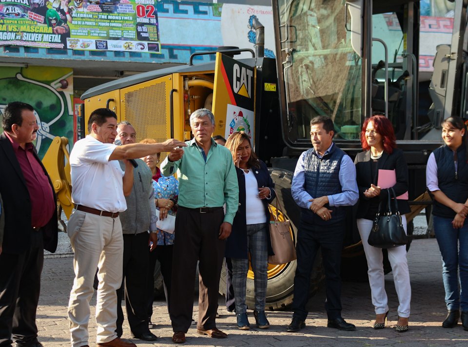 tizayuca2016's tweet photo. El presidente municipal de #Tizayuca, @GabrielGarciaRj entregó al titular de la Secretaría de Obras Públicas, Francisco Javier Hernández Gómez, las llaves de la Motoconformadora que se adquirió con la finalidad de equipar a la dependencia para ahorrar tiempos y costos. https://t.co/yKsotex9Hv