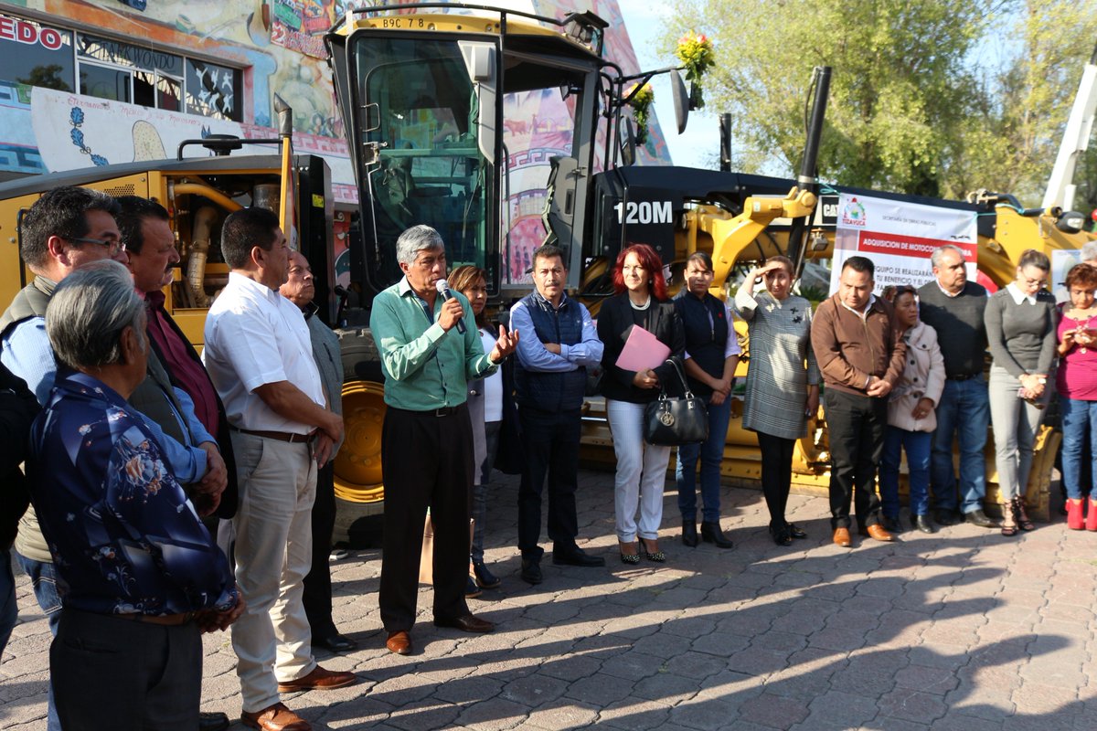 tizayuca2016's tweet photo. El presidente municipal de #Tizayuca, @GabrielGarciaRj entregó al titular de la Secretaría de Obras Públicas, Francisco Javier Hernández Gómez, las llaves de la Motoconformadora que se adquirió con la finalidad de equipar a la dependencia para ahorrar tiempos y costos. https://t.co/yKsotex9Hv