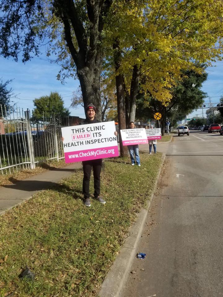 Check_My_Clinic's tweet photo. These signs saw 2 turn aways at the clinic where they are being held. It seems women really DO want to #knowBeforeTheyGo because #KnowledgeisPower and an #InformedWoman is an #EmpoweredWoman https://t.co/tjwBpFyZ4u