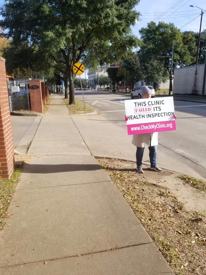 Check_My_Clinic's tweet photo. These signs saw 2 turn aways at the clinic where they are being held. It seems women really DO want to #knowBeforeTheyGo because #KnowledgeisPower and an #InformedWoman is an #EmpoweredWoman https://t.co/tjwBpFyZ4u