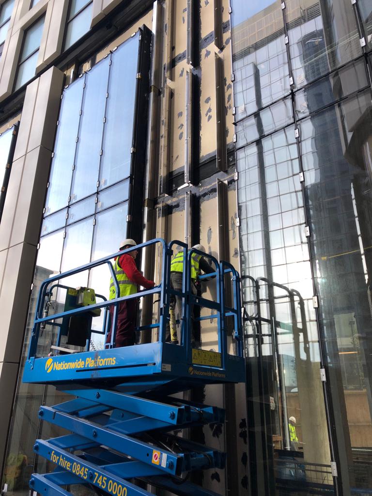 FacadesMtm's tweet image. The team cracking on first thing this morning at Baltimore Tower, Canary Wharf. Great up, close and personal images of these intricate processes. The guys are working on the 'cladding backing structure' and the 'Schuco FW50 Stick Curtain Wall' #unitised #curtinwalling #facades