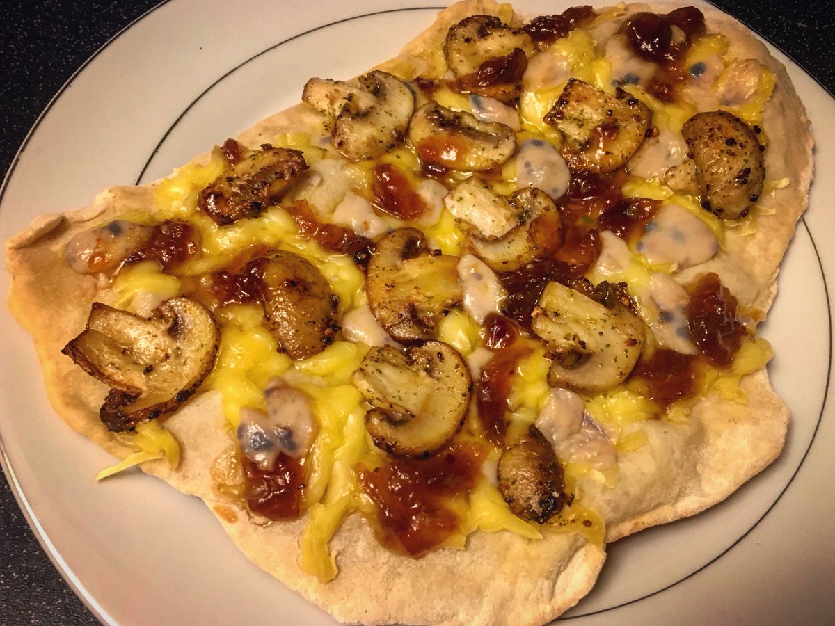 we’re trying something different at our street food stall at #Ruthin Christmas market this saturday- #VEGAN PIZZAS!🍕 
all handmade and freshly prepared, plus we have gluten free dough available too ☺️
#northwales #lightuplocalfood @LlanGrub