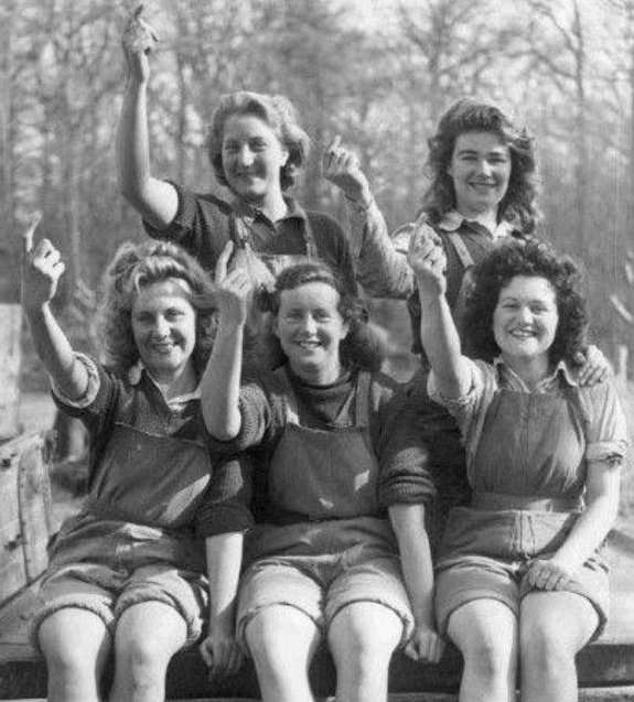 FindYourWings18's tweet photo. We LOVE this!
Someone just sent in a picture from the Women's Timber Corps in Suffolk. (1941) ⛏️💪 Yes ladies! ⛏️💪
#FindYourWings #wonderfulwomen #strongladies #history #shortfilm #suffolk #timbercorps #photos https://t.co/C0fiIicAF3