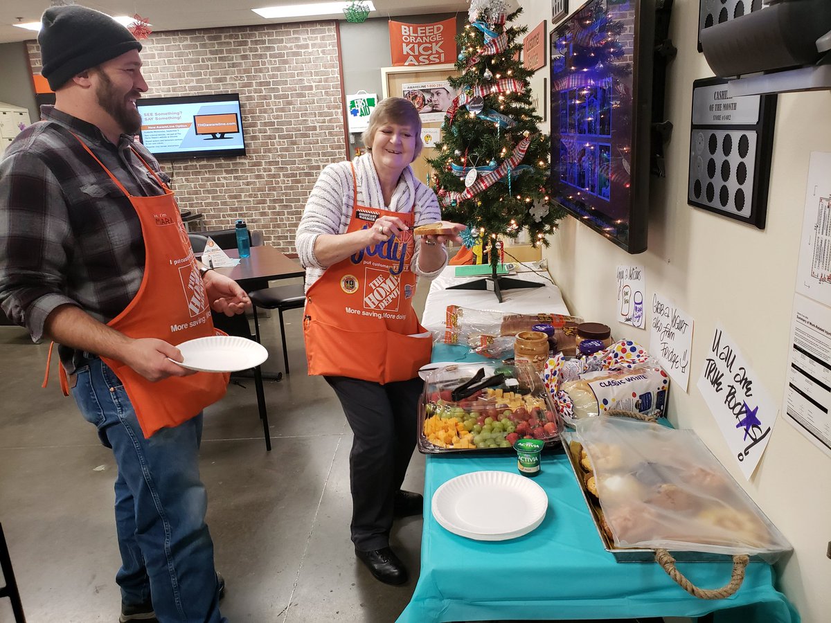 MoJaxon1's tweet photo. 😲What⌚is IT? Peanut 🥜Butter 🍞Jelly 🍇 time! 🤩👏🏽#1402Rockstars are enjoying the delicious eats of a simple sandwich.😋 It's comforting, delicious, power packed &amp; versatile! #ATeam #SWBest https://t.co/TicI3Oedb9