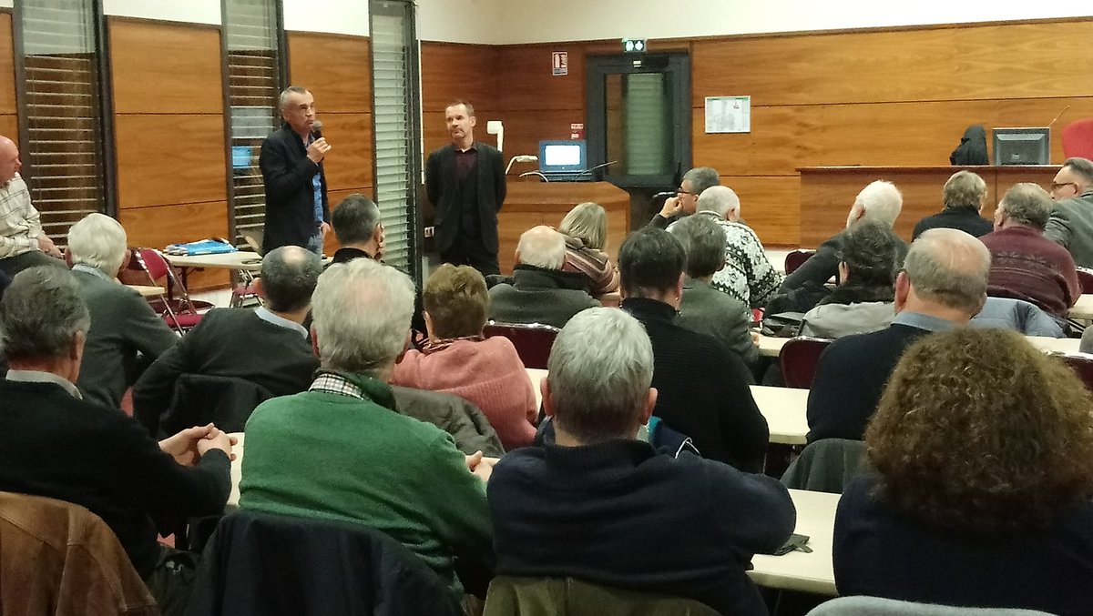LespagnolArnaud's tweet photo. Conférence #ifocap Berry. Le #Brexit quels enjeux politiques, économiques, risques sur stabilité ? La #fnsea est active avec le syndicat des agriculteurs britanniques #NFU pour pas d'entrée de produits agricoles du monde en #EU via #UK. https://t.co/9fH2u6RWSn