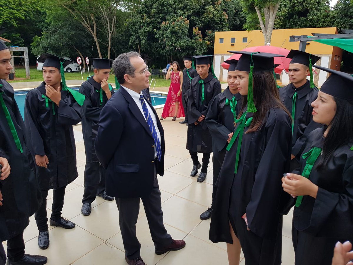 martinburt's tweet photo. Felicidades a los bachilleres de la Escuela Agrícola de Belén de @fundaparaguaya. Jóvenes campesinos transformados en emprendedores rurales con destrezas y que saben ganar plata. No se les regalo nada, solo una oportunidad de salir adelante. #SentiQueSePuede https://t.co/RC2093Y0Xj